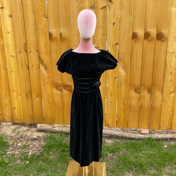 Vintage Kerrybrooke Black Velvet Dress with Rosette Detail 50s 60s - Picture 2 of 6